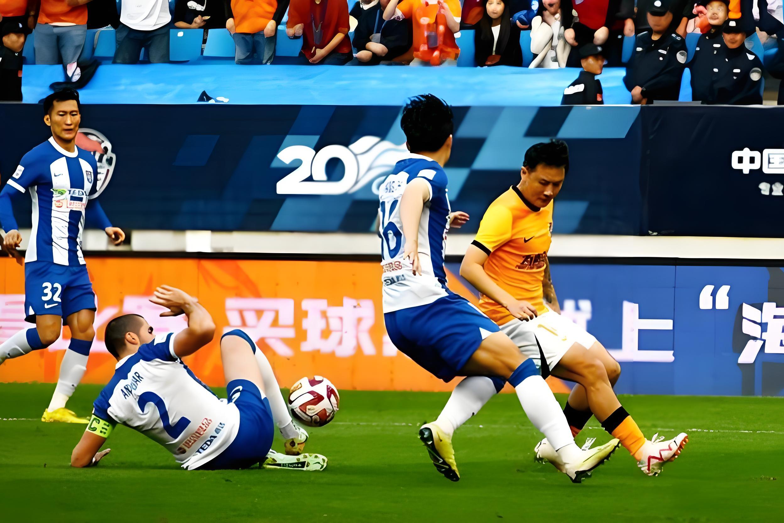 开云体育-激烈足球对抗场上精彩纷呈，球队实力逐步提升(足球 对抗)