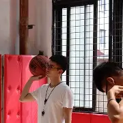 球队在赛场上斗志昂扬，争夺荣耀(球队出征 鼓励文章)